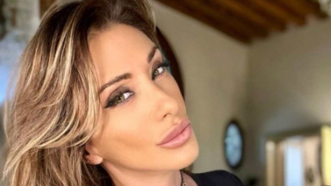 Sabrina Salerno la camicia si sbottona il seno è una bomba Juve