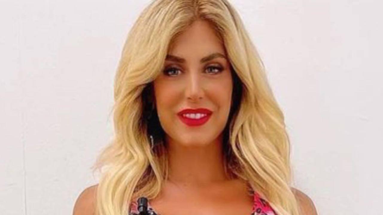 Paola Caruso il bikini davvero minuscolo e non riesce a