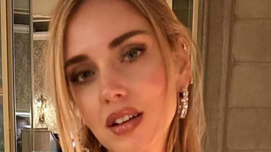 Chiara Ferragni Senza Reggiseno Apre La Giacca Ma Sotto Non C Niente