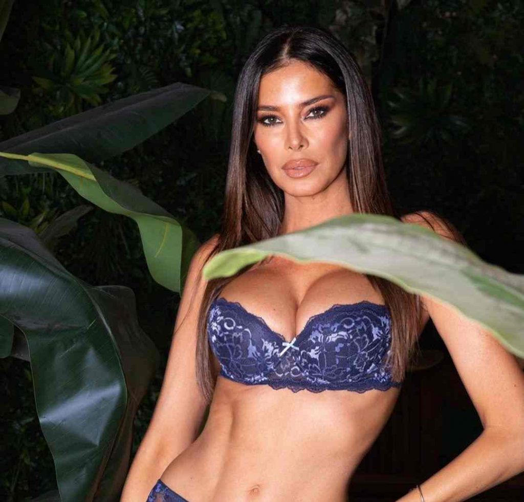 Aida Yespica In Lingerie Forme Incontenibili E Curve Da Infarto Juve Dipendenza 